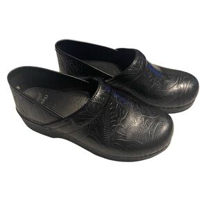 DANSKO TOOLED LEATHER BLACK MULE CLOGS IN GREAT CONDITION! SIZE EU 39 WOMEN’S